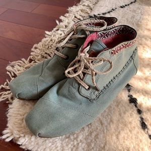TOMS tribal lace up moccasin boots EUC 9.5